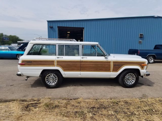 1991 jeep grand wagoneer 104622 miles, sunroof, well maintained