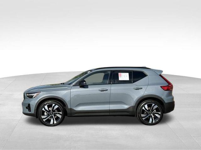 2023 volvo xc40 b5 plus dark theme