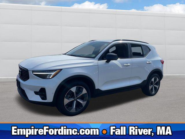 2023 volvo xc40 b5 plus dark theme