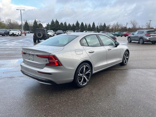 2024 volvo s60 b5 plus dark theme