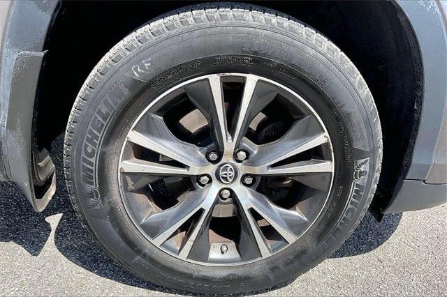 2019 toyota highlander le in hutchinson, kansas