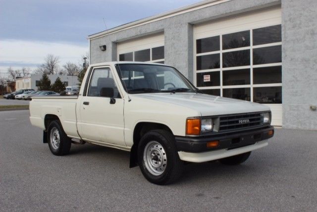1987 toyota pickup truck 22r 93k miles