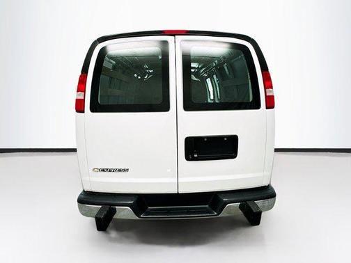 2022 chevrolet express 2500