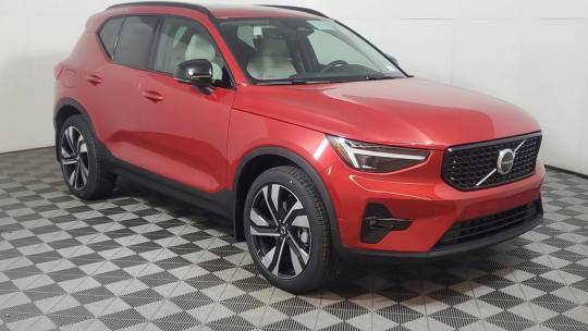 2024 Volvo XC40 b5 plus dark theme