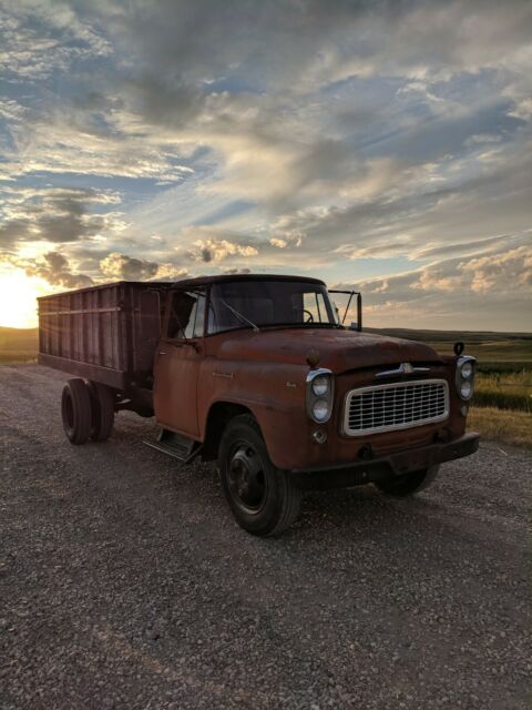 1960 international b-160 series grain truck ~ 14' box & hoist ~ aux hydraulics