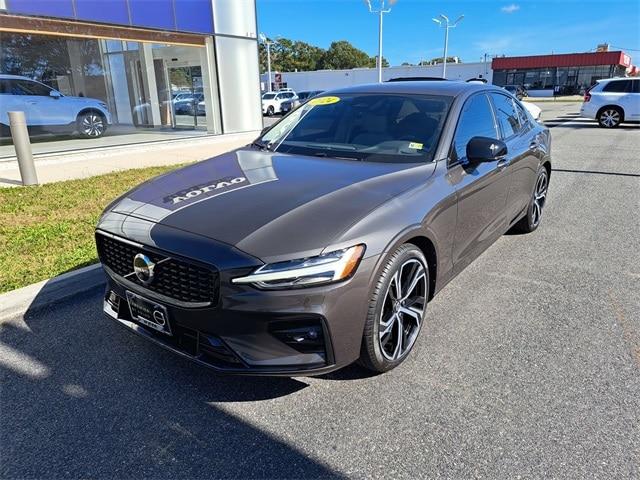 2024 volvo s60 b5 plus dark theme