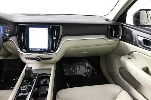 2024 volvo s60 plus dark theme