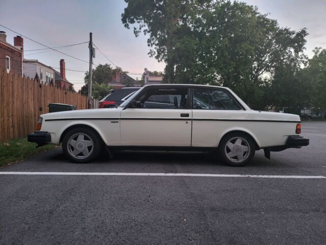 1982 volvo 242 sedan white rwd manual glt