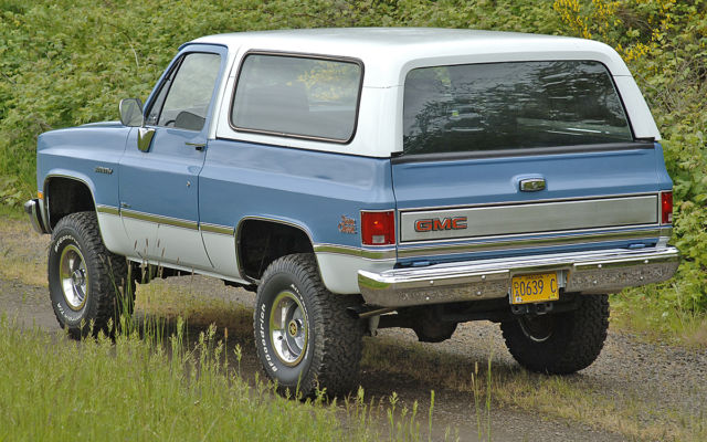 show quality gmc sierra classic k5 squarebody. 350ci, bfg's, lift, lots done