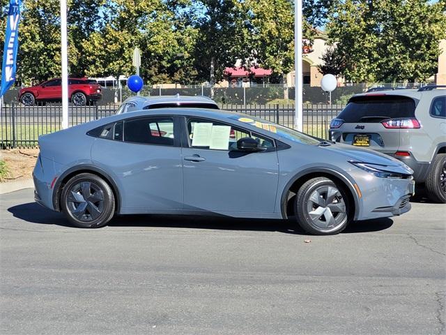2023 toyota prius le