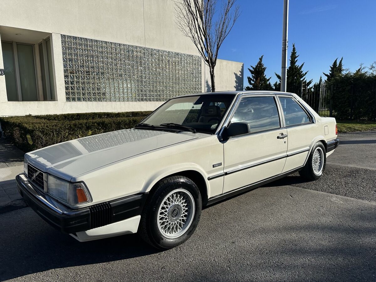 1989 volvo 780 white