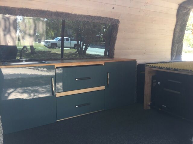 1992 toyota hiace off-grid camper