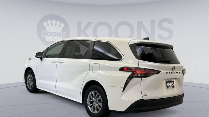 2022 toyota sienna le 8-passenger