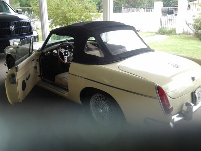 1967 mg mgb convertible in excellent running condition, original paint & upholst
