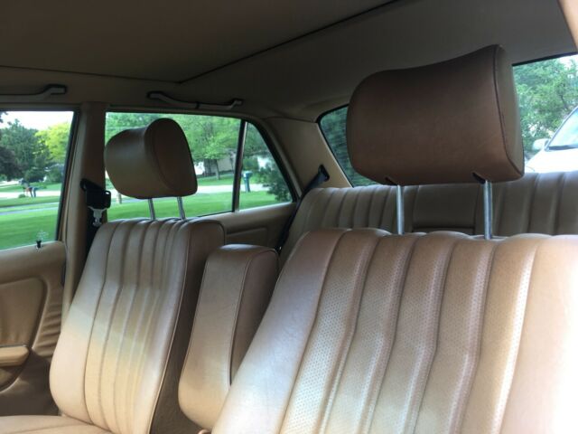 1983 mercedes-benz 300d tan w/sunroof, looks and runs great