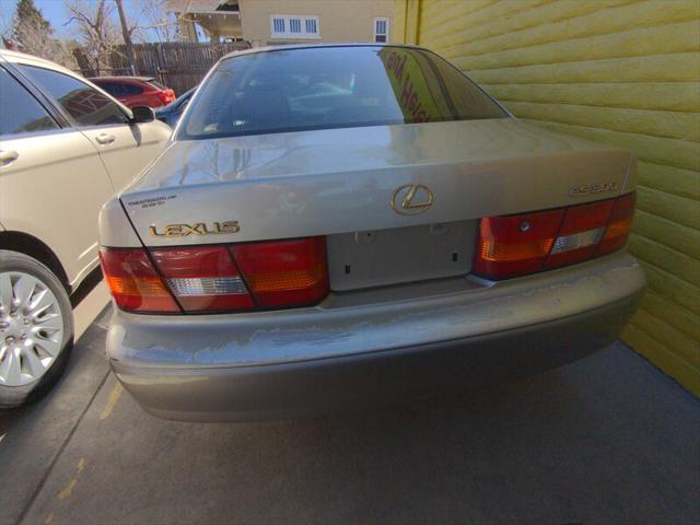 1999 lexus es 300 base
