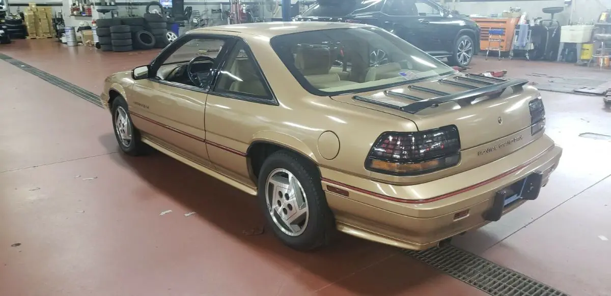 1989 pontiac grand prix se, very low miles and extremely clean