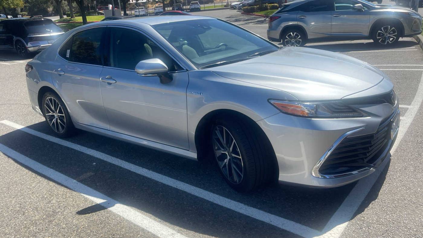 2021 toyota camry hybrid xle