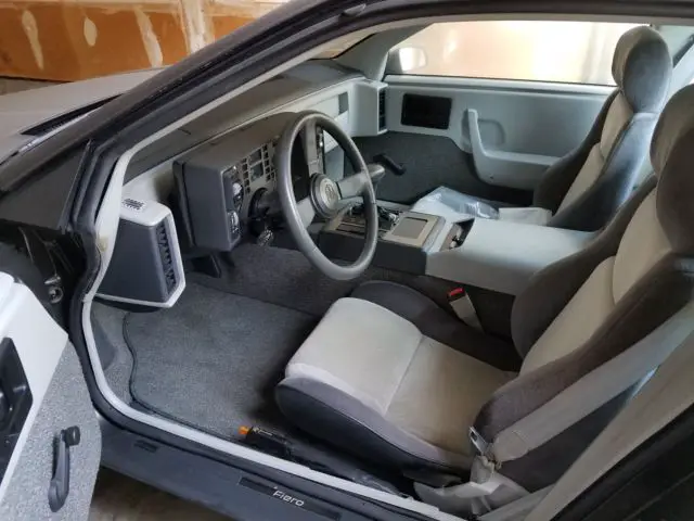1985 black pontiac fiero