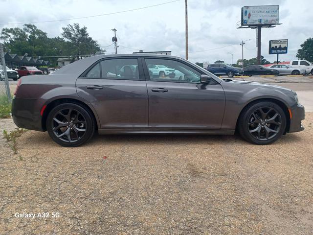 2022 chrysler 300 touring