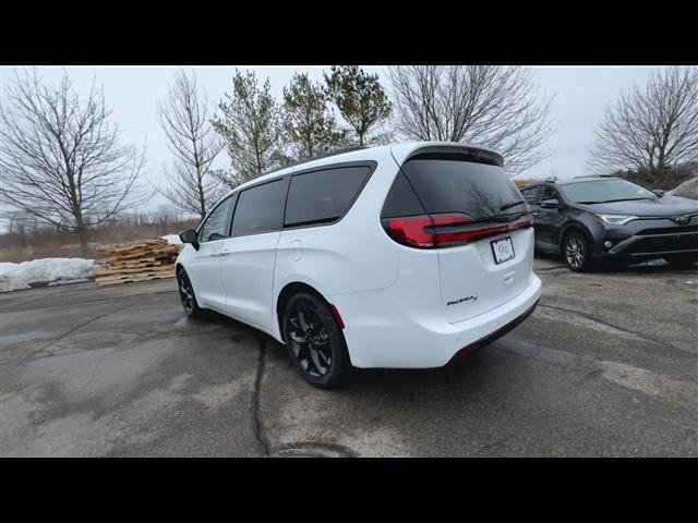 2024 chrysler pacifica touring l
