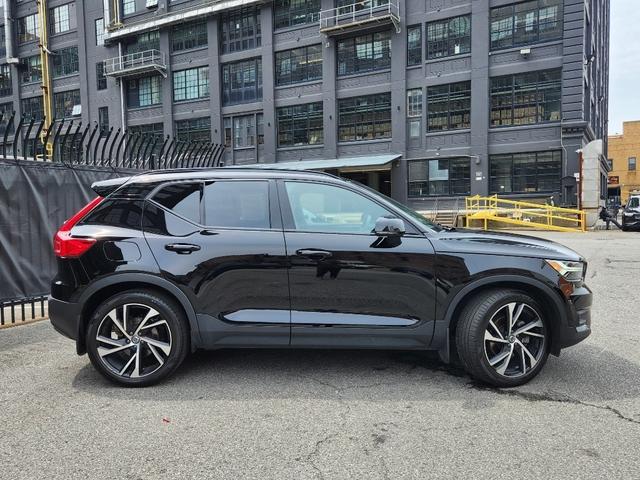 2022 volvo xc40 r-design