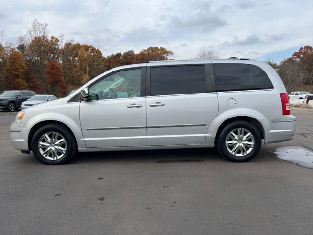 2010 chrysler town & country limited