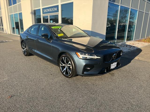 2024 volvo s60 plus dark theme