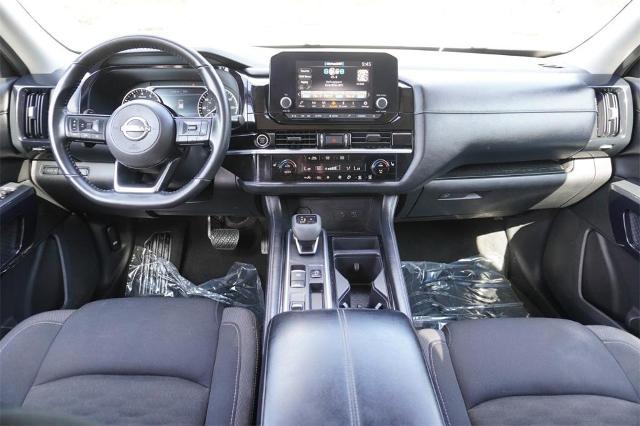 2023 nissan pathfinder sv