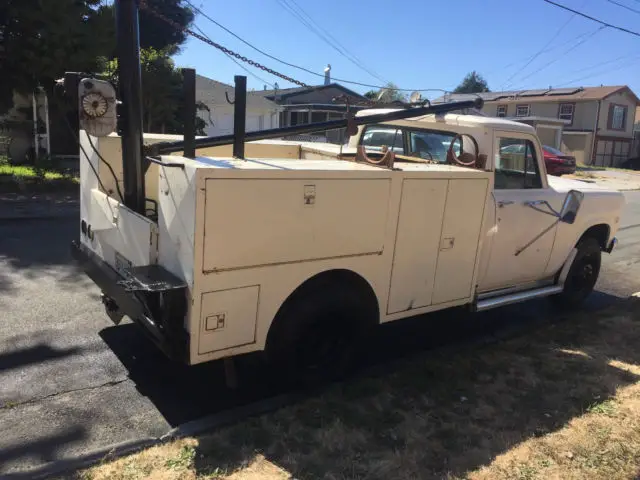 1973 international 1310 with winch boom and utility bed no resreve!