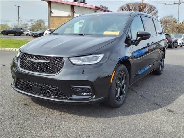 2023 chrysler pacifica in east freehold, new jersey