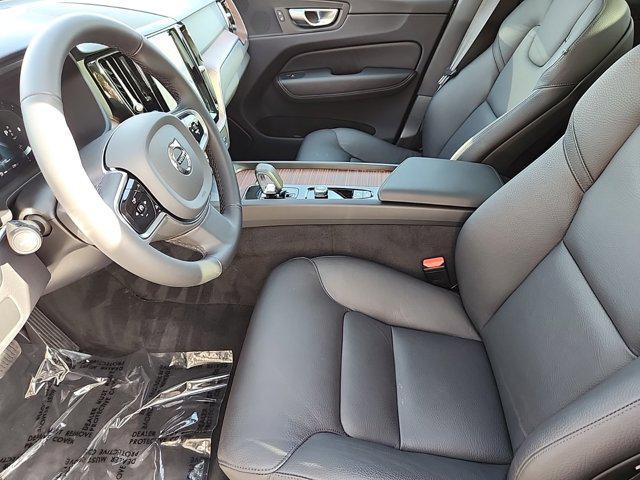 2024 volvo xc60 b5 plus dark theme