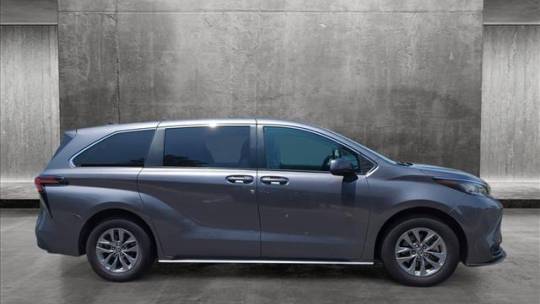 2022 toyota sienna le 8-passenger
