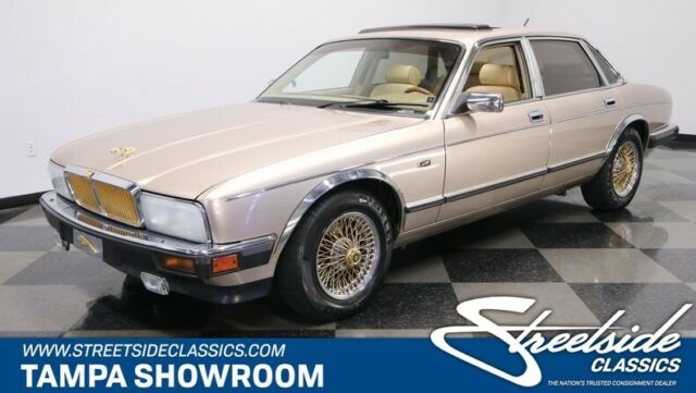 18k actual miles 2 owners clean history fuel injected 4.0 inline 6 luxury
