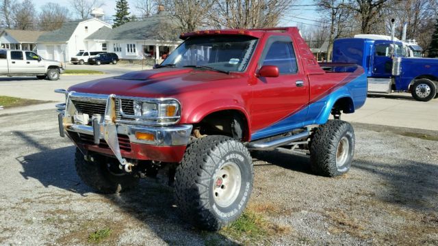 1990 toyotoa pick up truck 4x4 upgraded, lifted, v8 auto, full internal roll bar