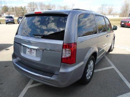2014 chrysler town & country touring in hortonville, wisconsin