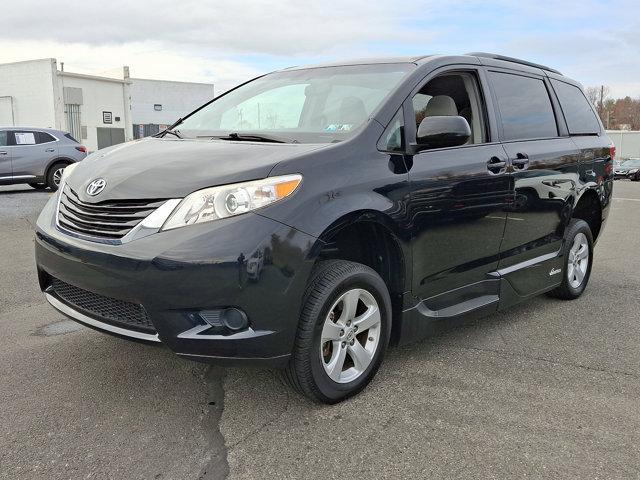 2017 toyota sienna le