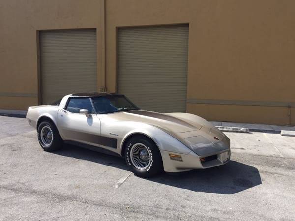1982 chevrolet corvette collector edition 2dr hatchback automatic 4-speed rwd v8