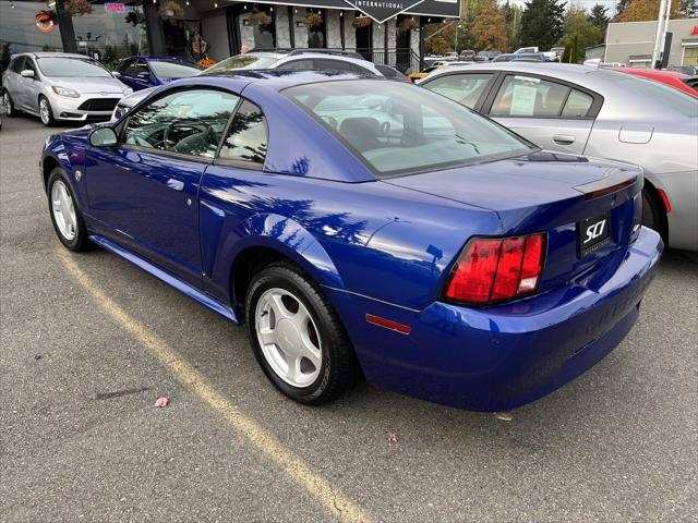 2004 ford mustang base