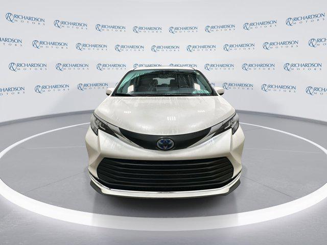 2021 toyota sienna xle 8 passenger