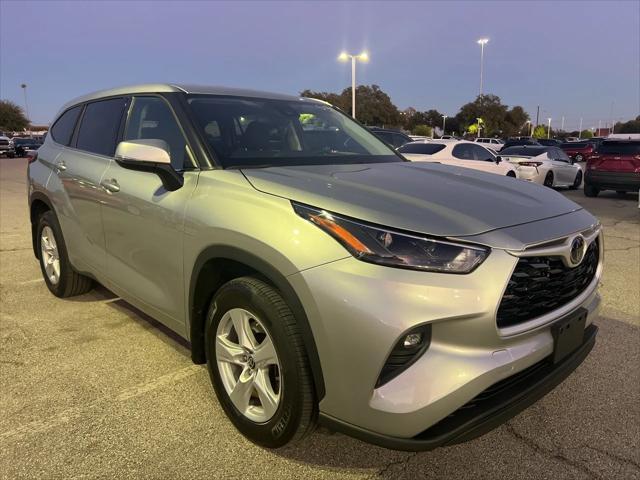 2022 toyota highlander le