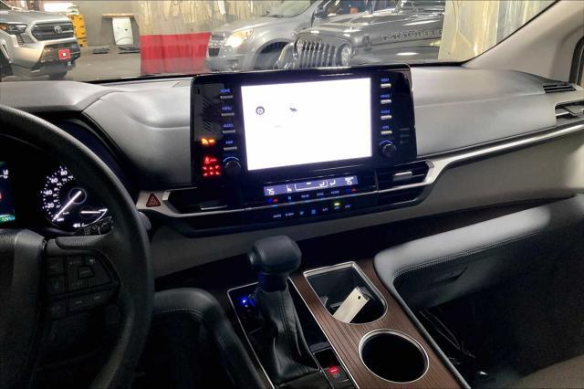 2024 toyota sienna le