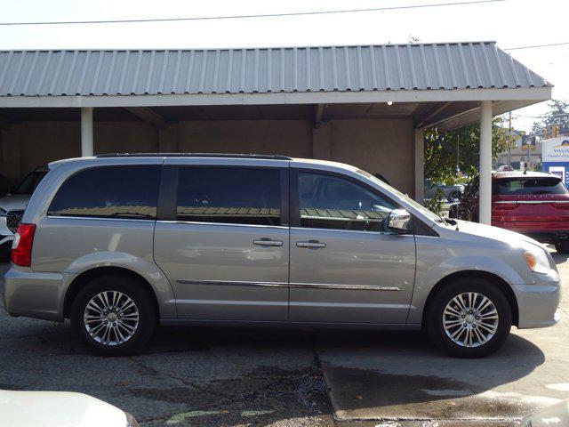 2013 chrysler town & country touring-l