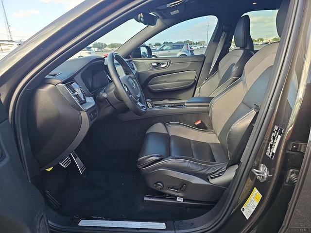 2022 volvo xc60 b5 r-design