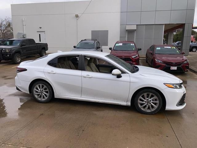 2022 toyota camry le