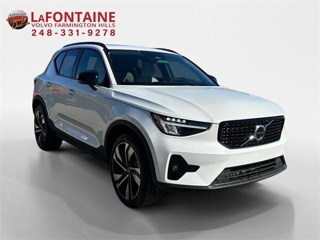 2024 volvo xc40 b5 plus dark theme