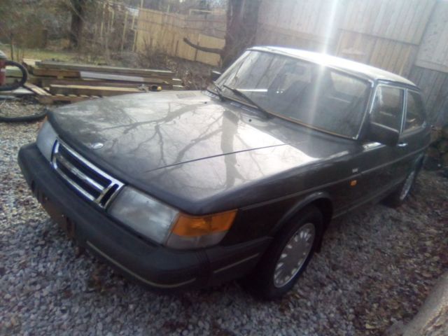 2x saab 900 s! 90 & 92 classic swedish hatchbacks.1 with no rust. both need work