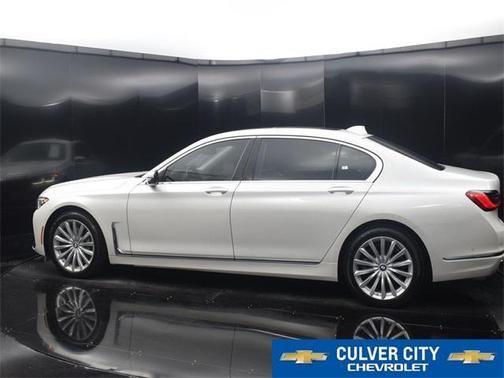 2022 bmw 740