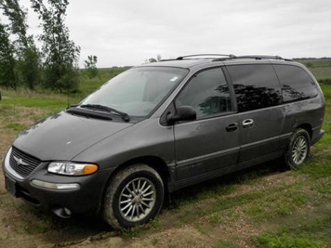 1999 chrysler town country limited in south dakota
