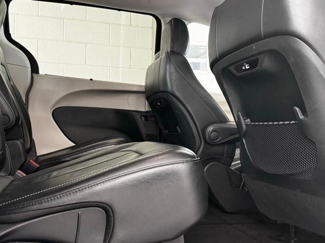 2022 chrysler pacifica touring-l